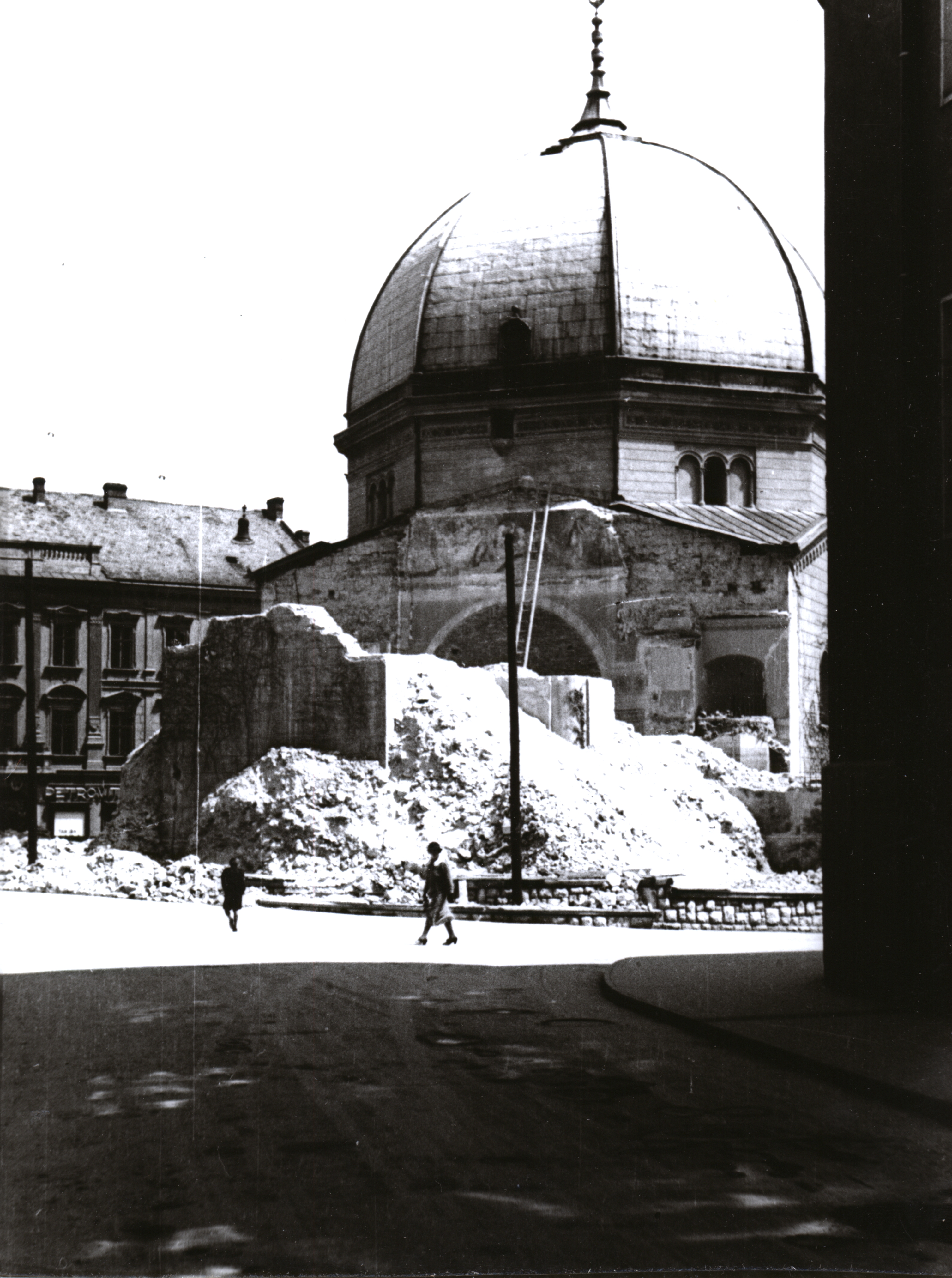Pécs A Belvárosi templom tornyának bontása