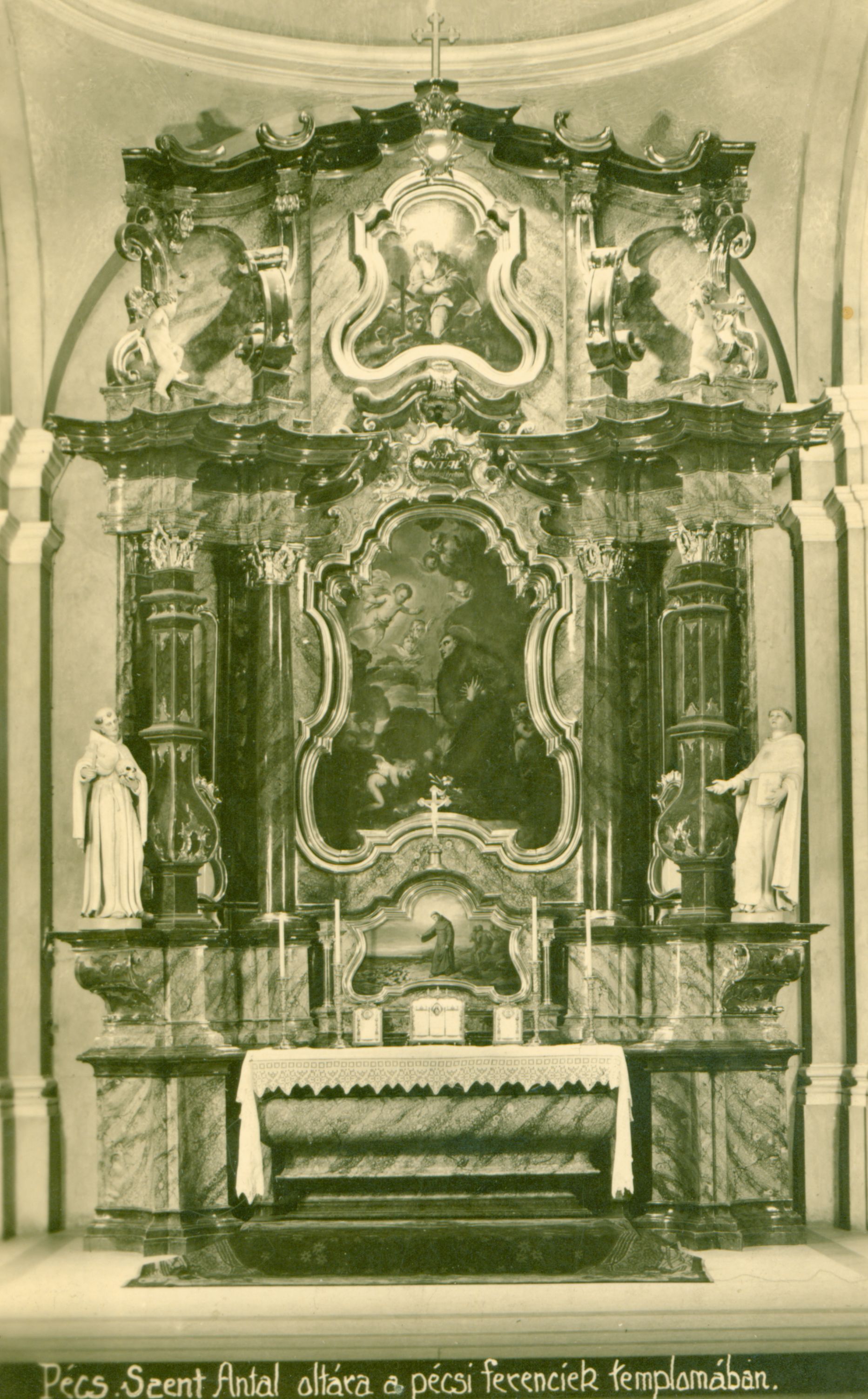 Pécs A Ferences templom oltárai
