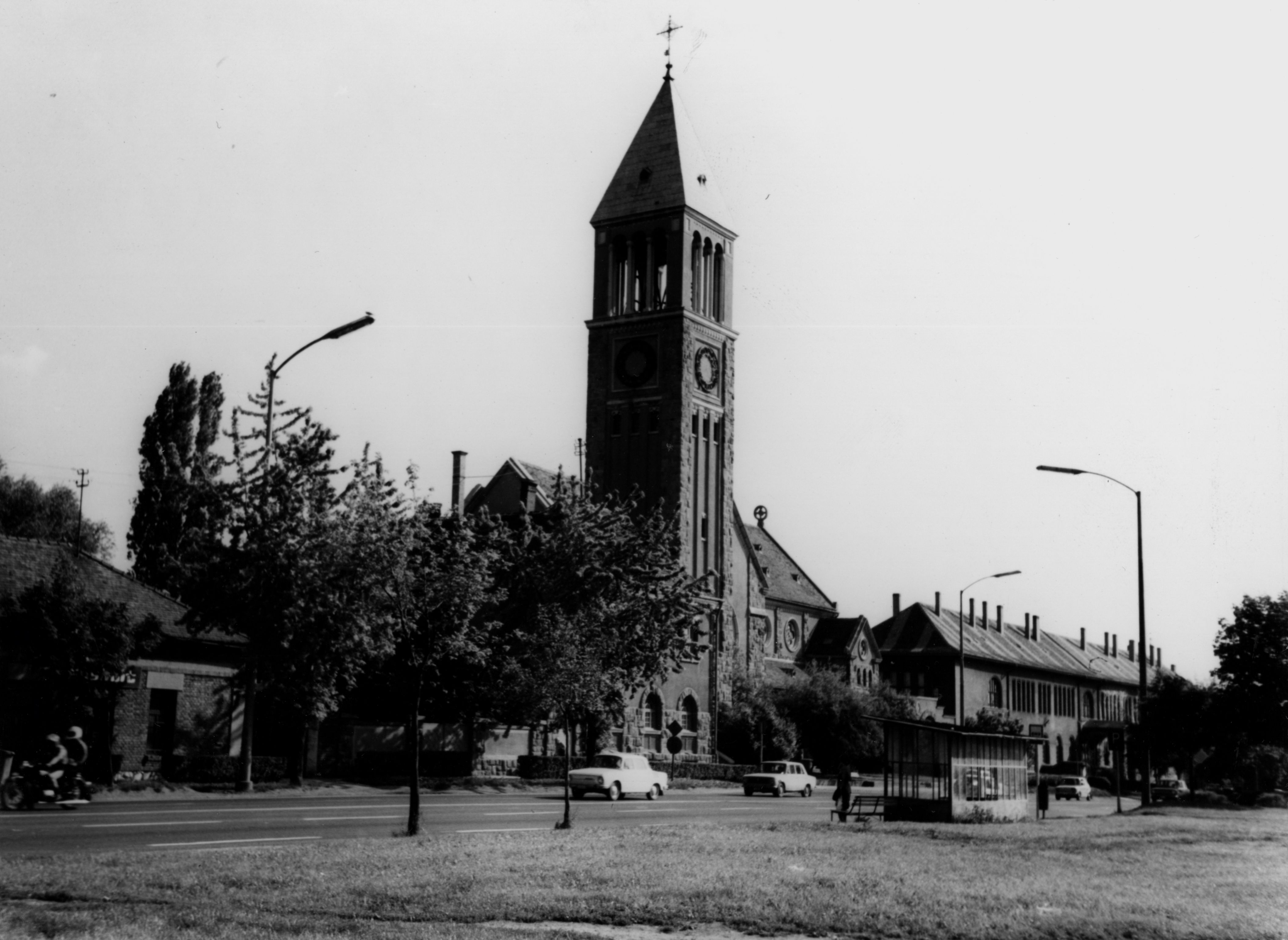 Pécs Gyárvárosi templom és iskola