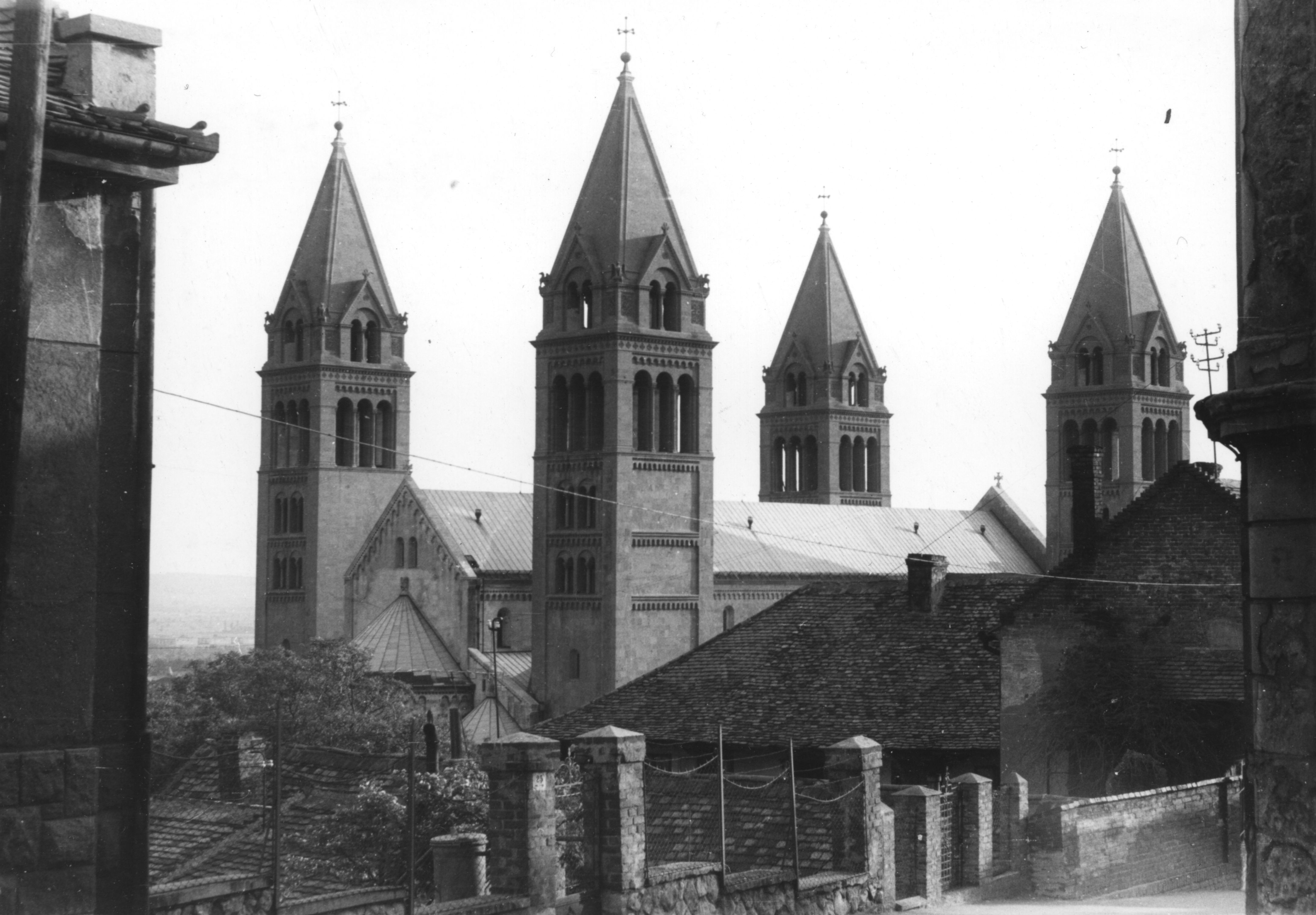 Pécs A Székesegyház látképe a Mecsek utcából