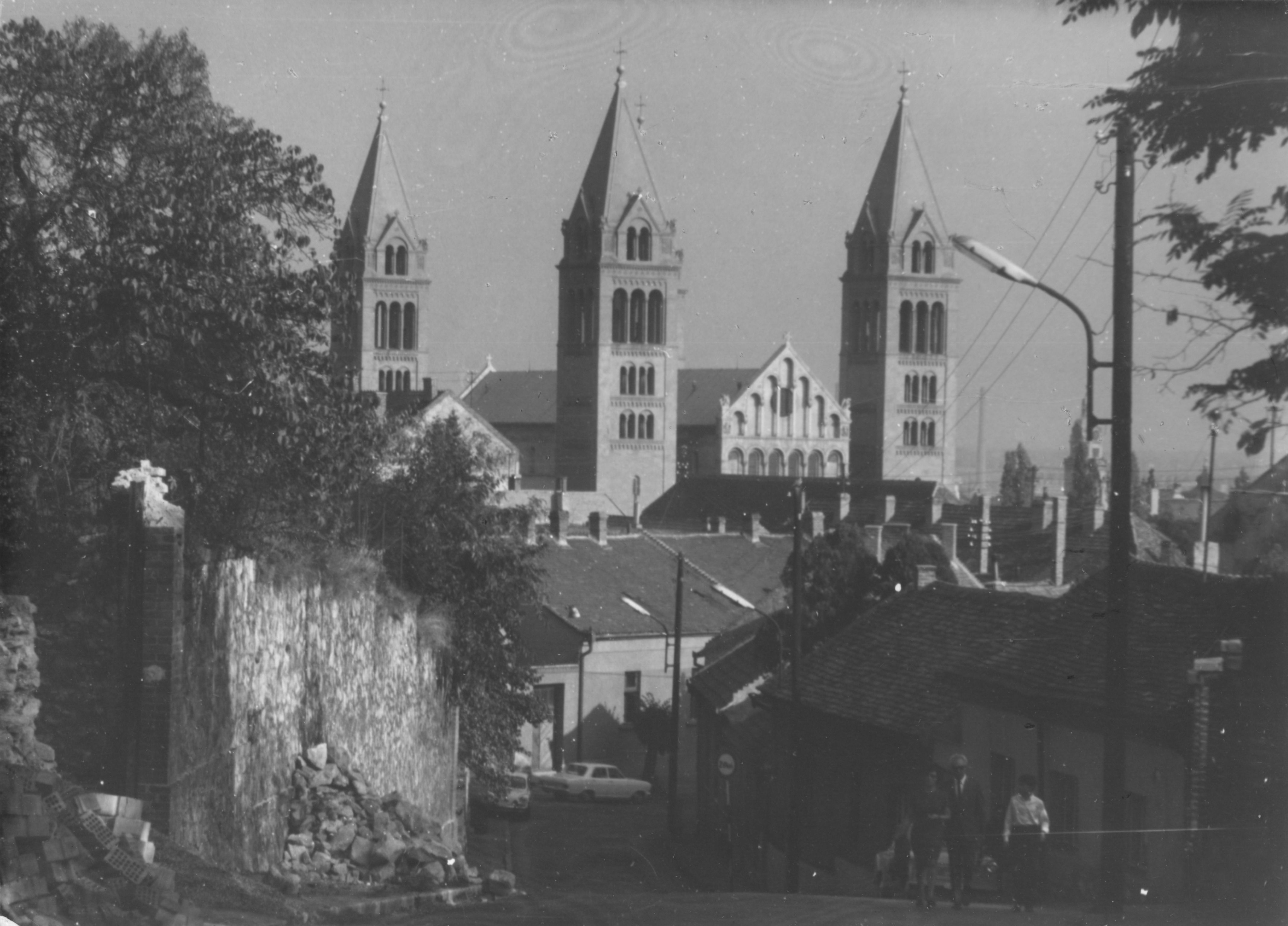 Pécs Székesegyház látképe a Damjanich utcából