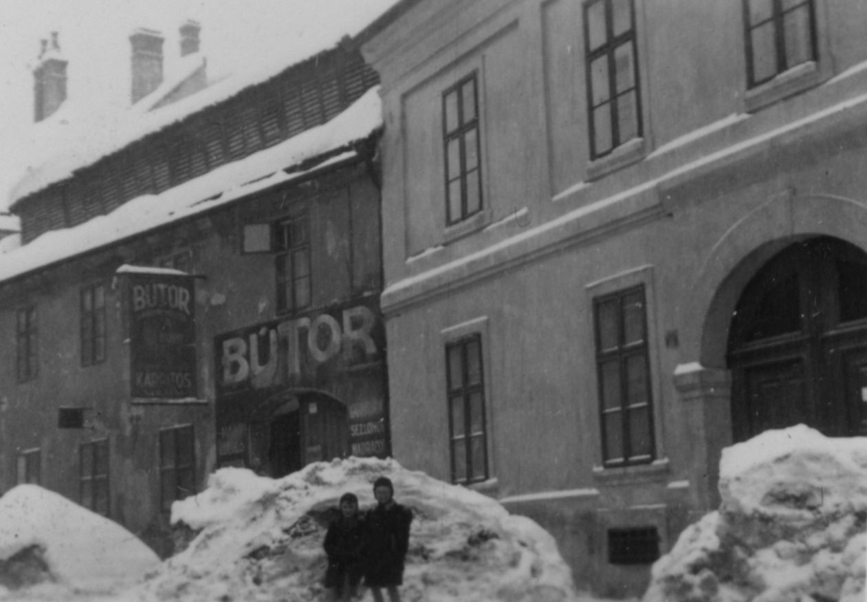 Pécs 1942 tele a városában