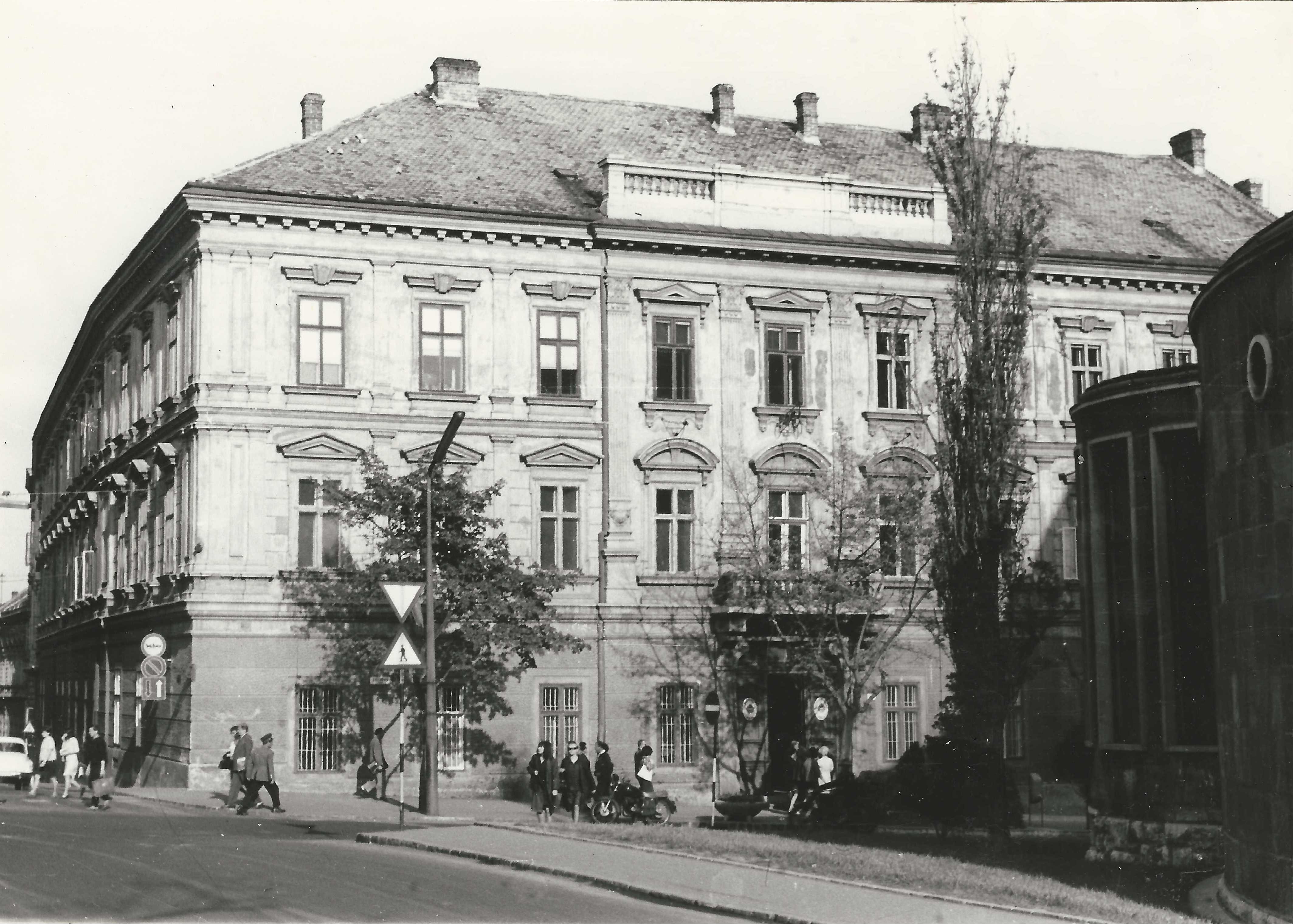 Pécs Megyei Bíróság épülete a Széchenyi téren