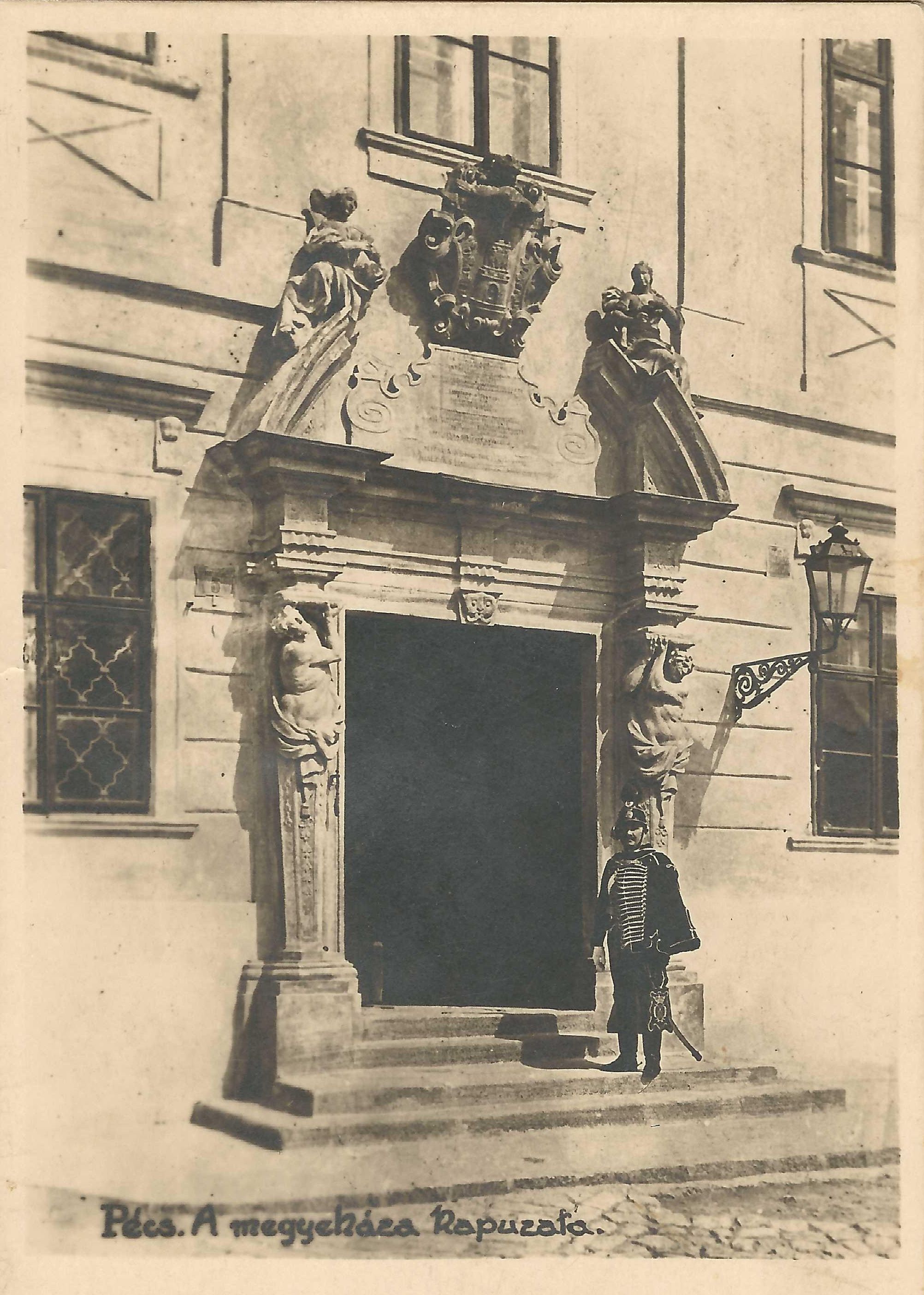 Pécs Vármegyeháza barokk kapuja
