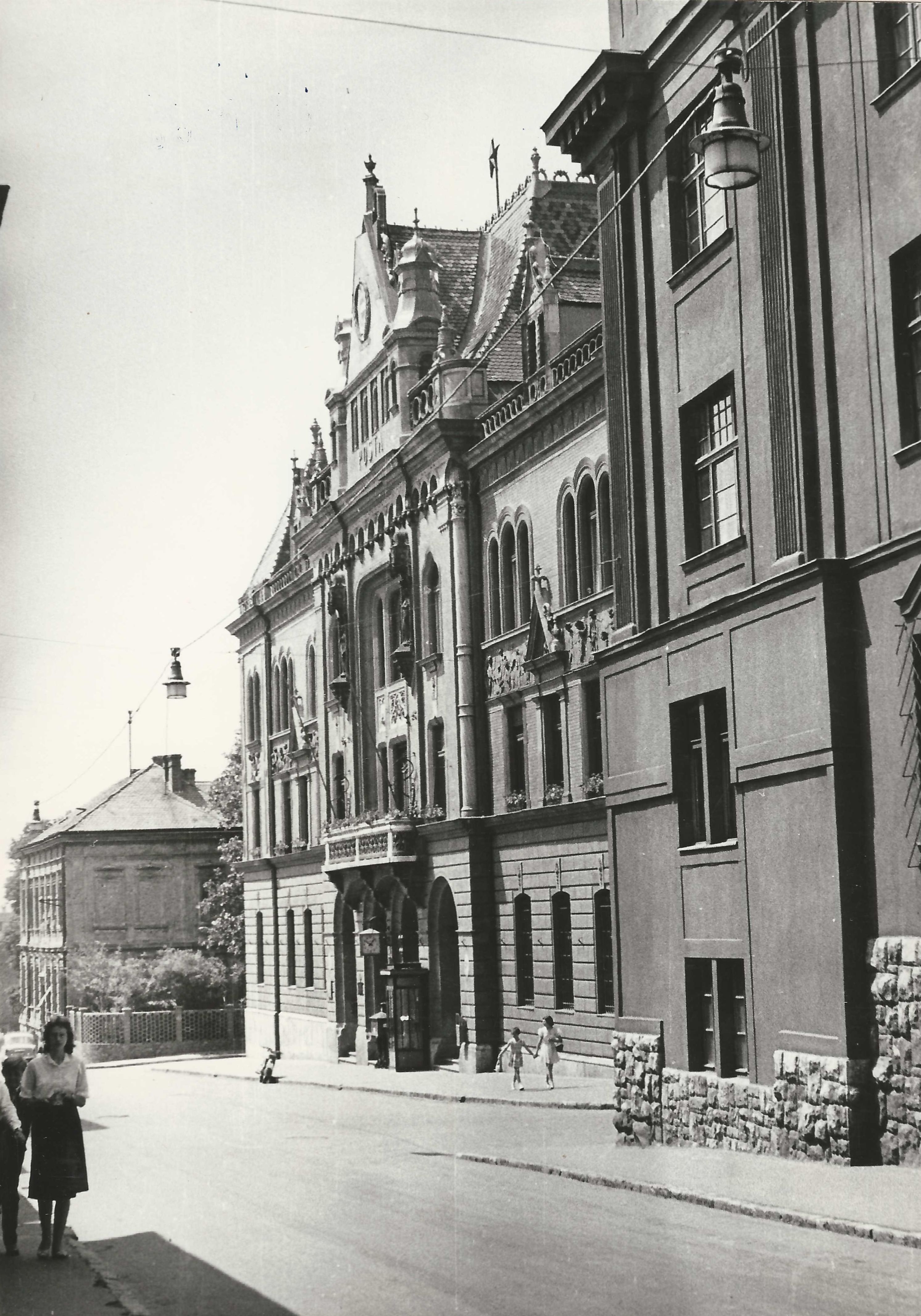 Pécs Jókai utca a Postapalota épületével