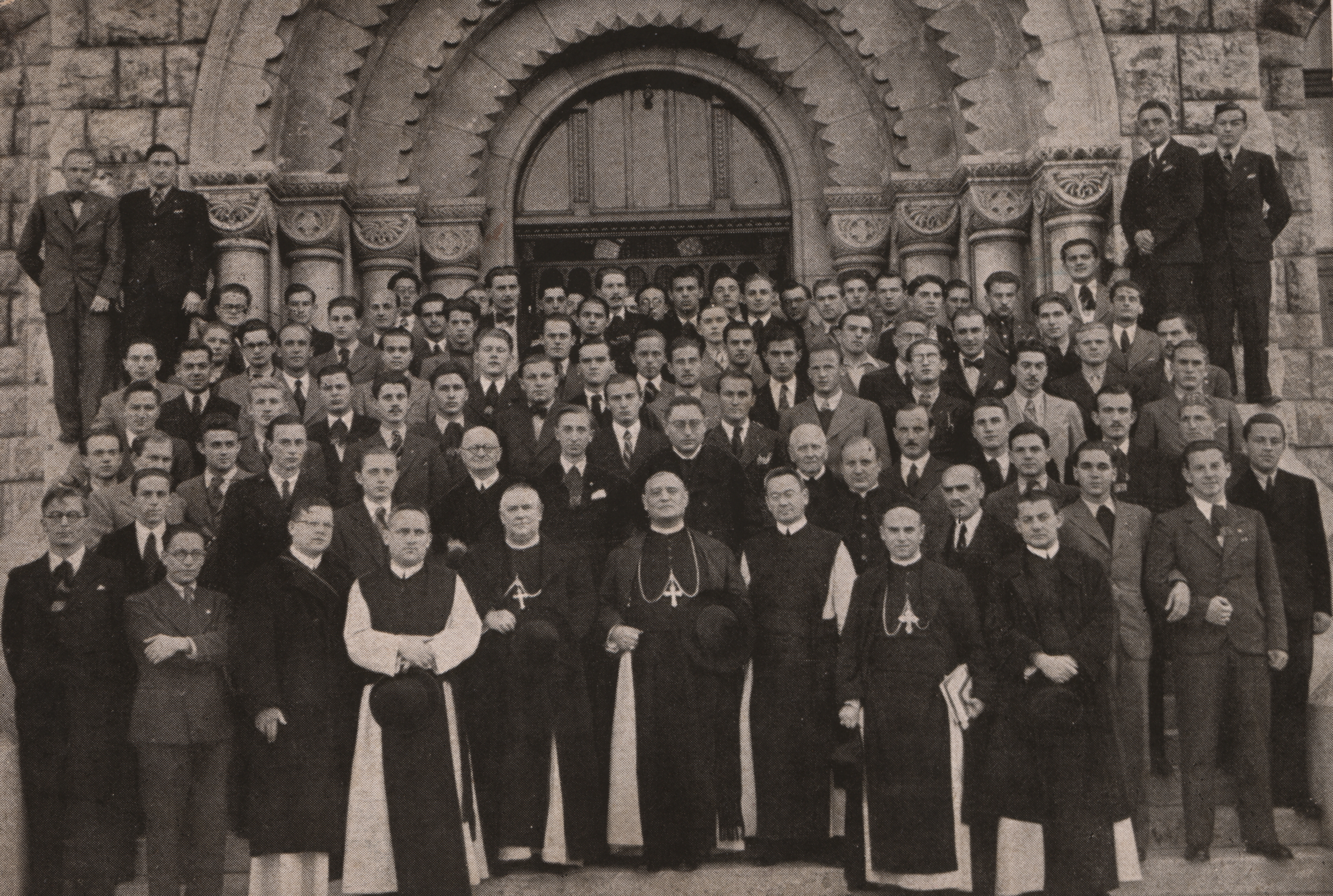 Pécs csoportképek a Szent Mór Kollégium előtt