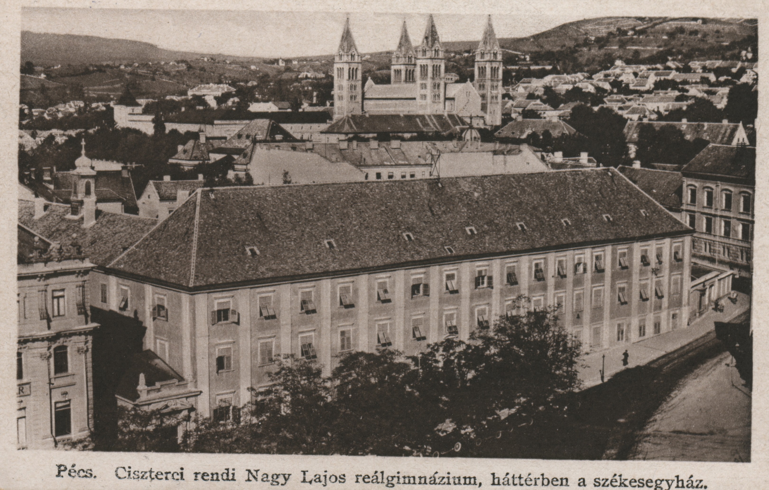 Pécs Ciszterci rendi Nagy Lajos reálgimnázium, háttérben a székesegyház