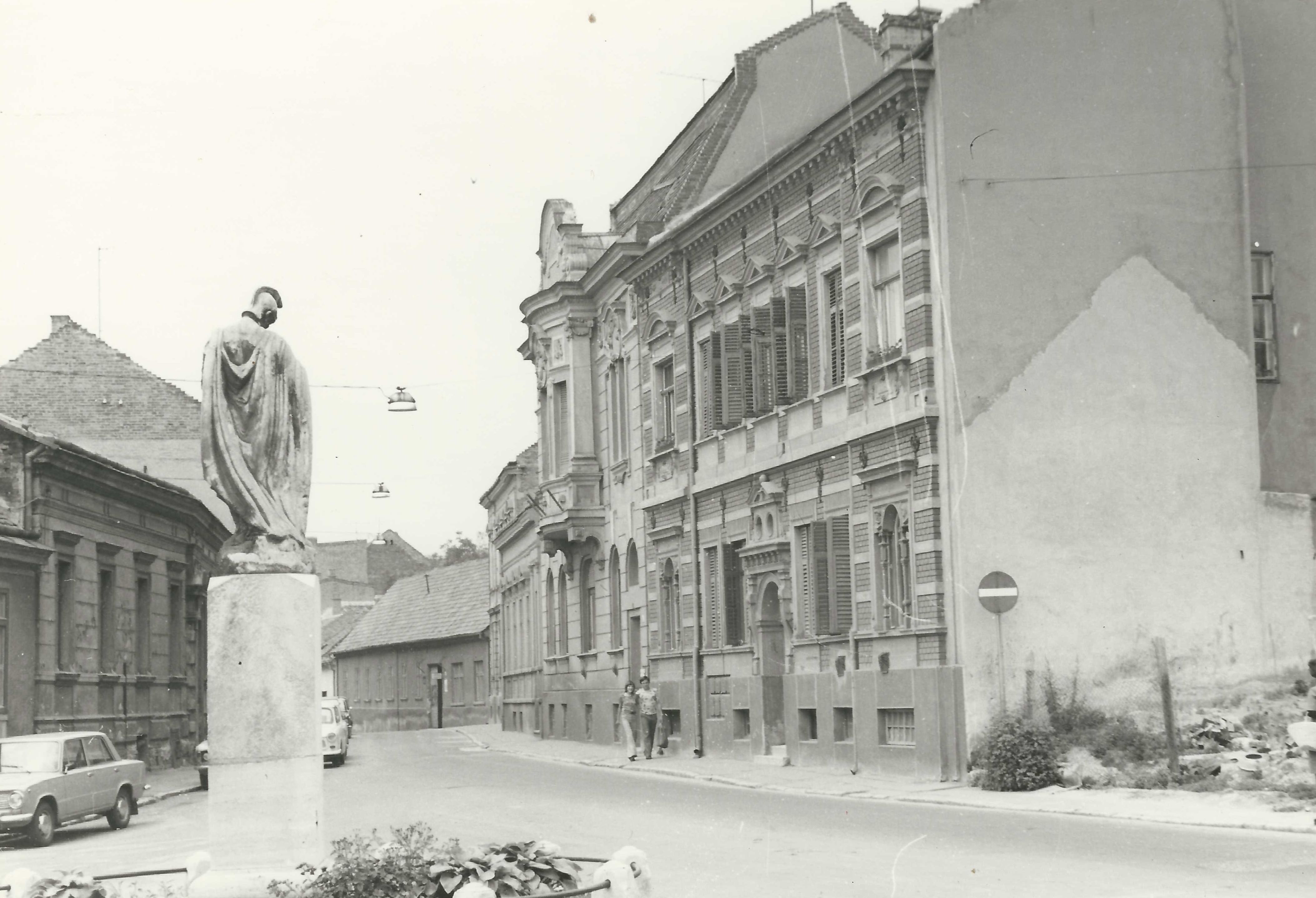 Pécs Déryné utcában található Flórián szobor