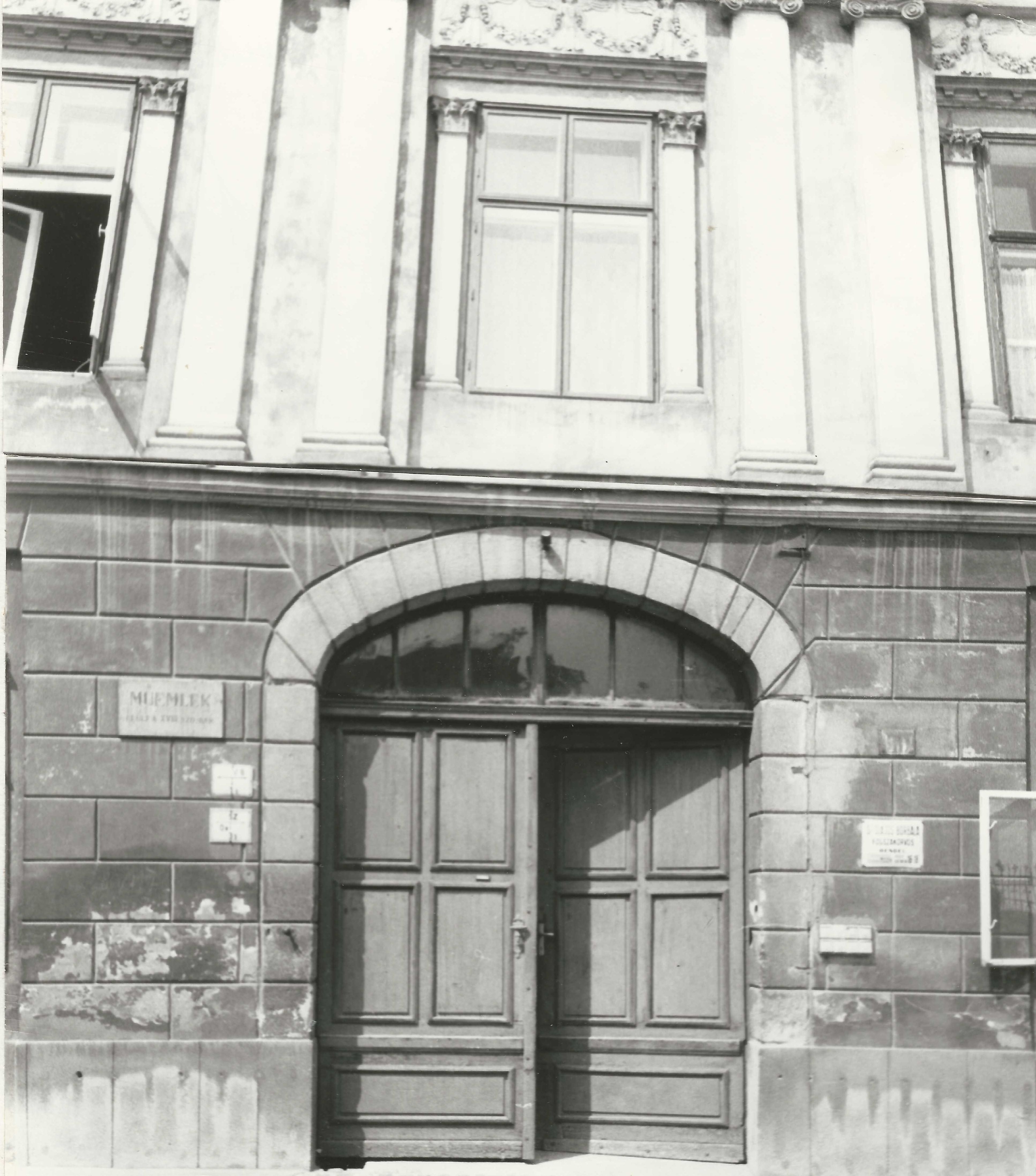 Pécs Déryné utcában található ablakcímerek