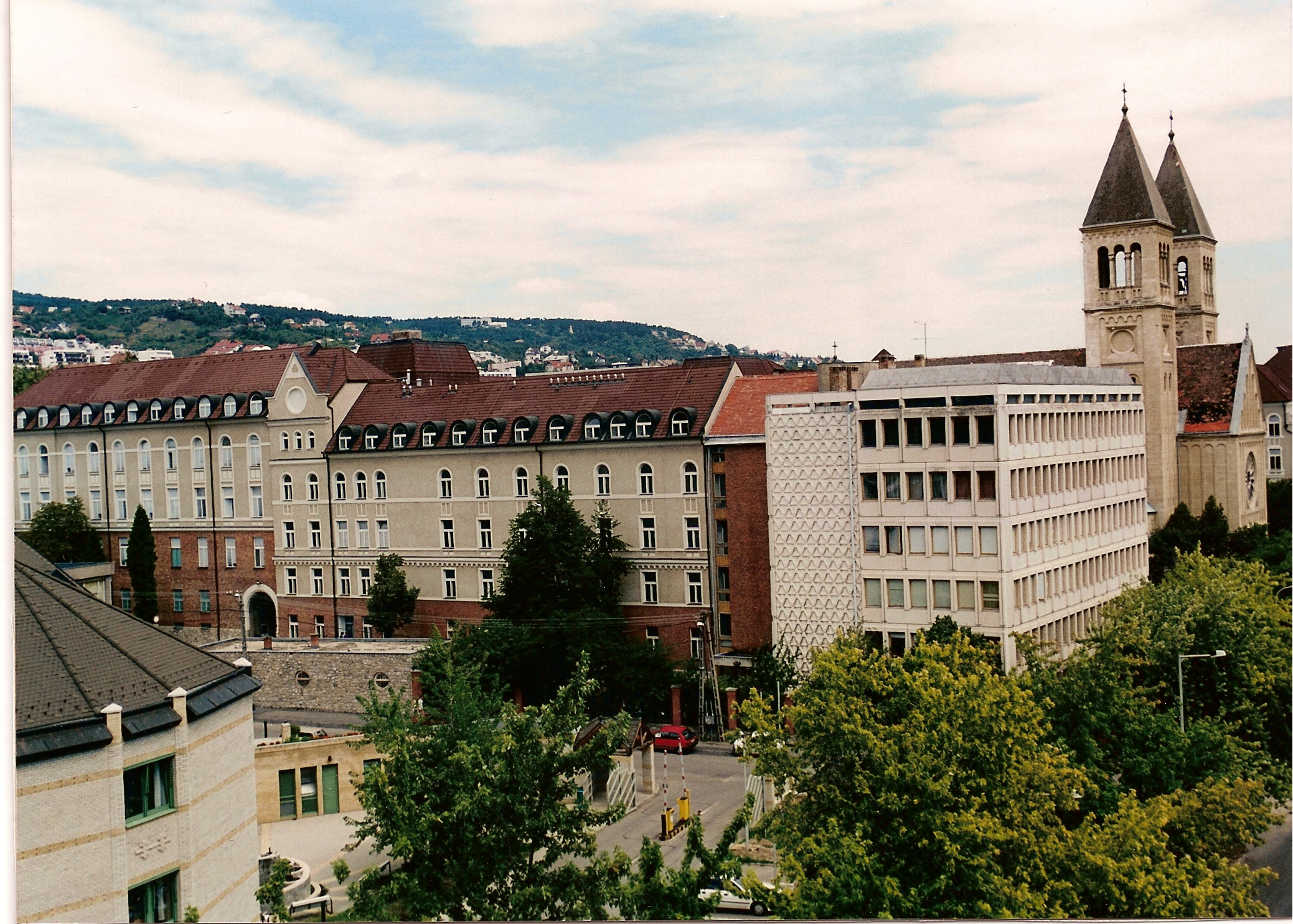 Pécs Bölcsésztudományi Kar épülete az Ifjúság útján