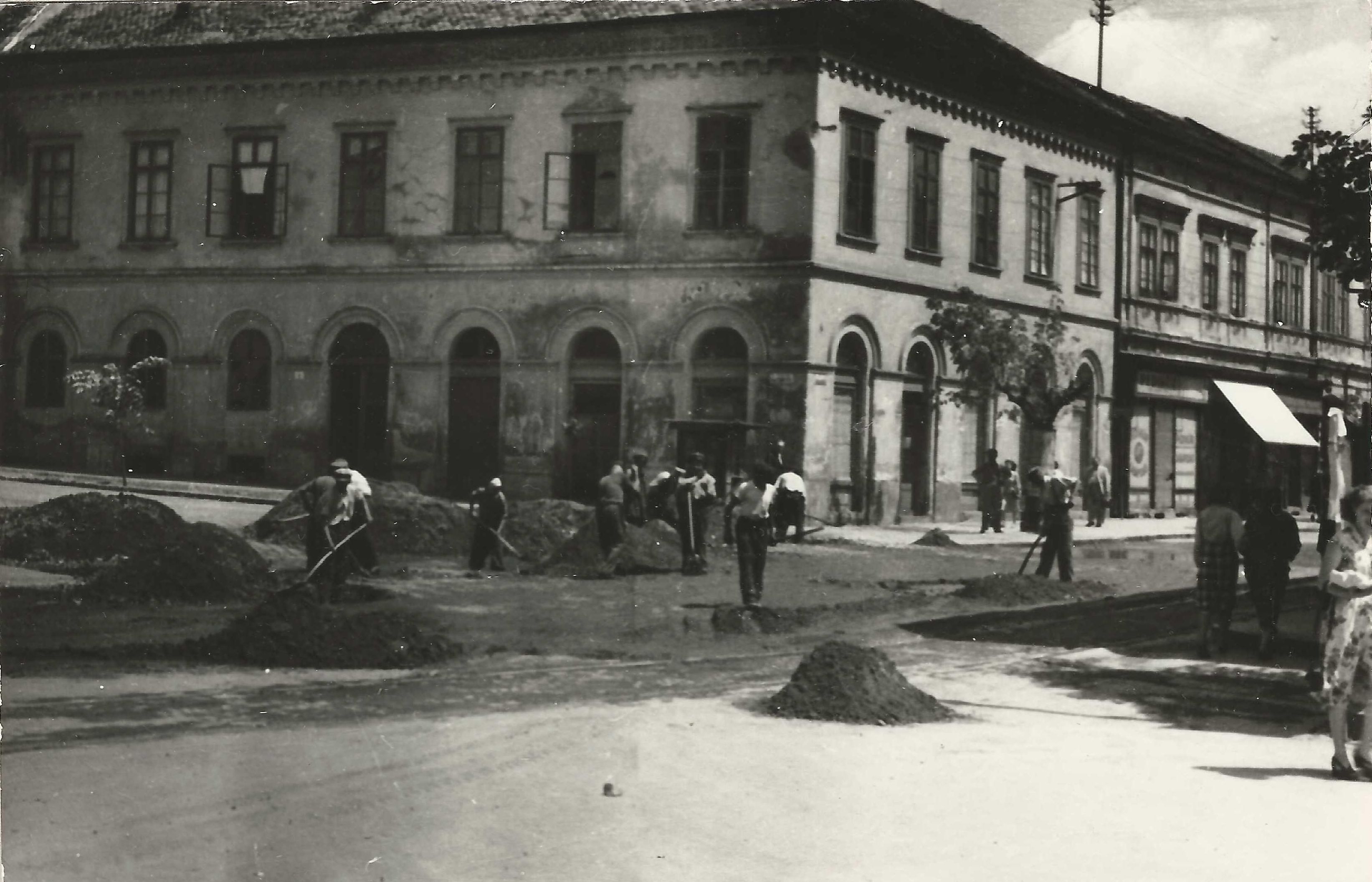 Pécs Kórház tér aszfaltozása 1956-ban