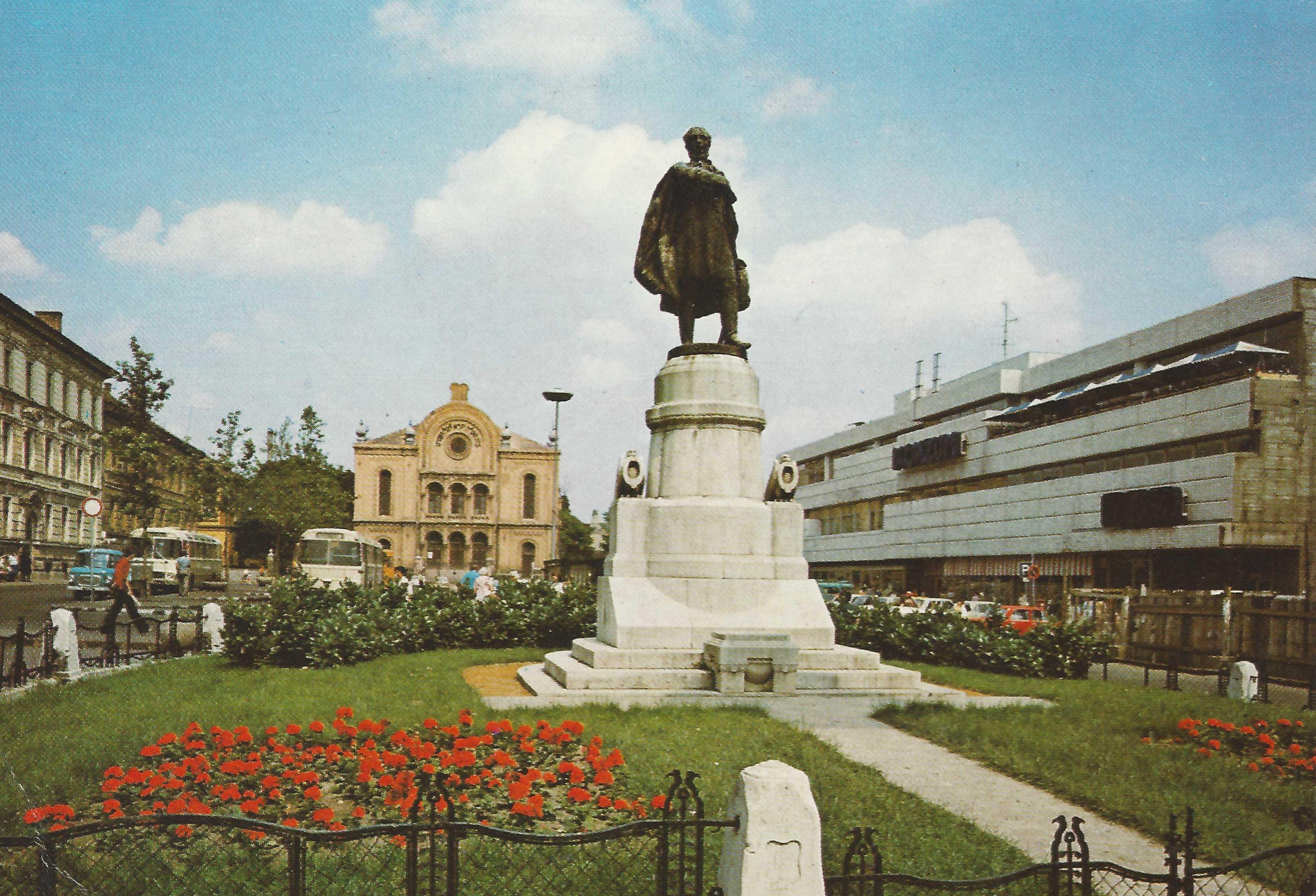 Pécs Levelezőlap a Kossuth térről az 1980-as évekből