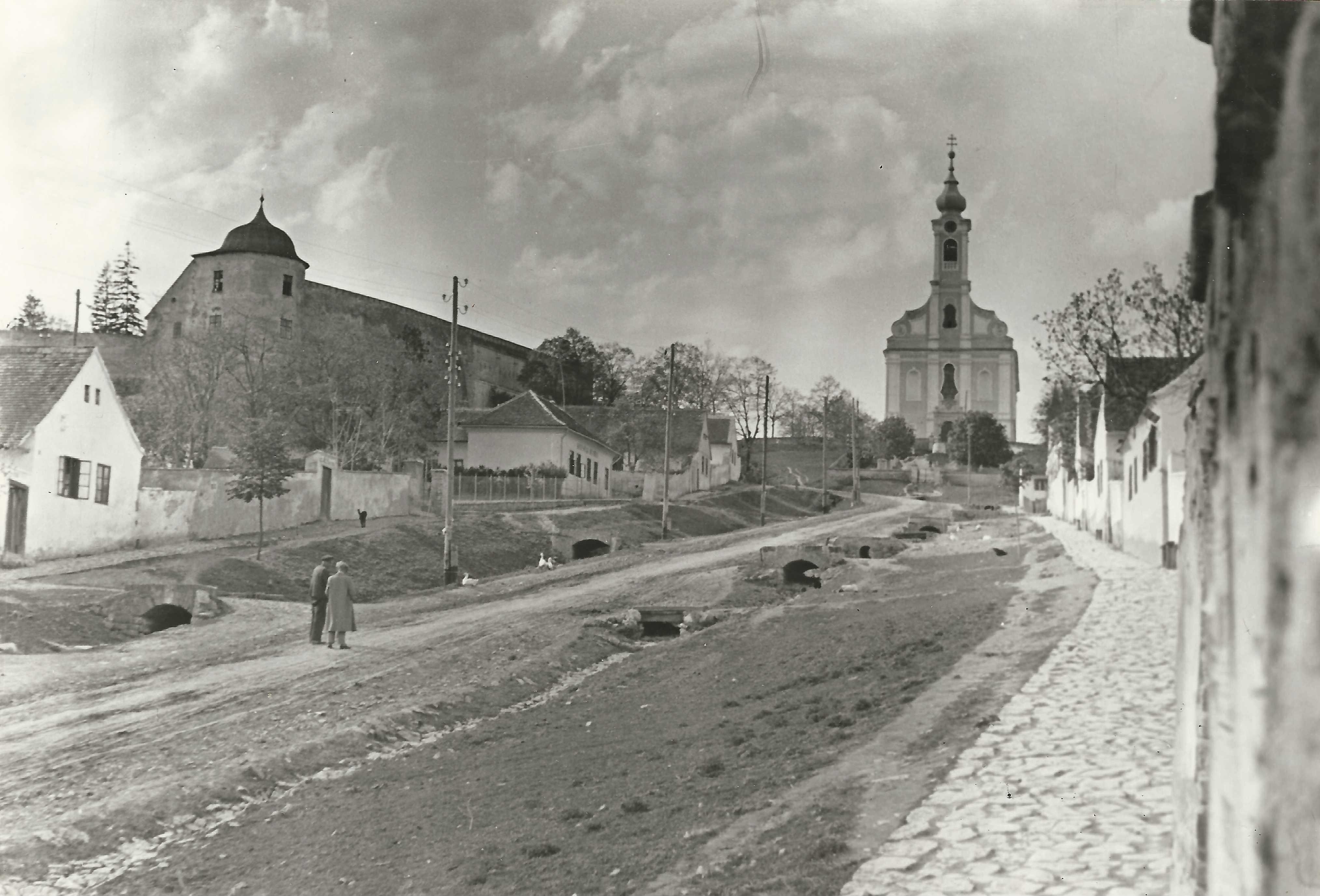 Pécsvárad A vár és a templom látképe