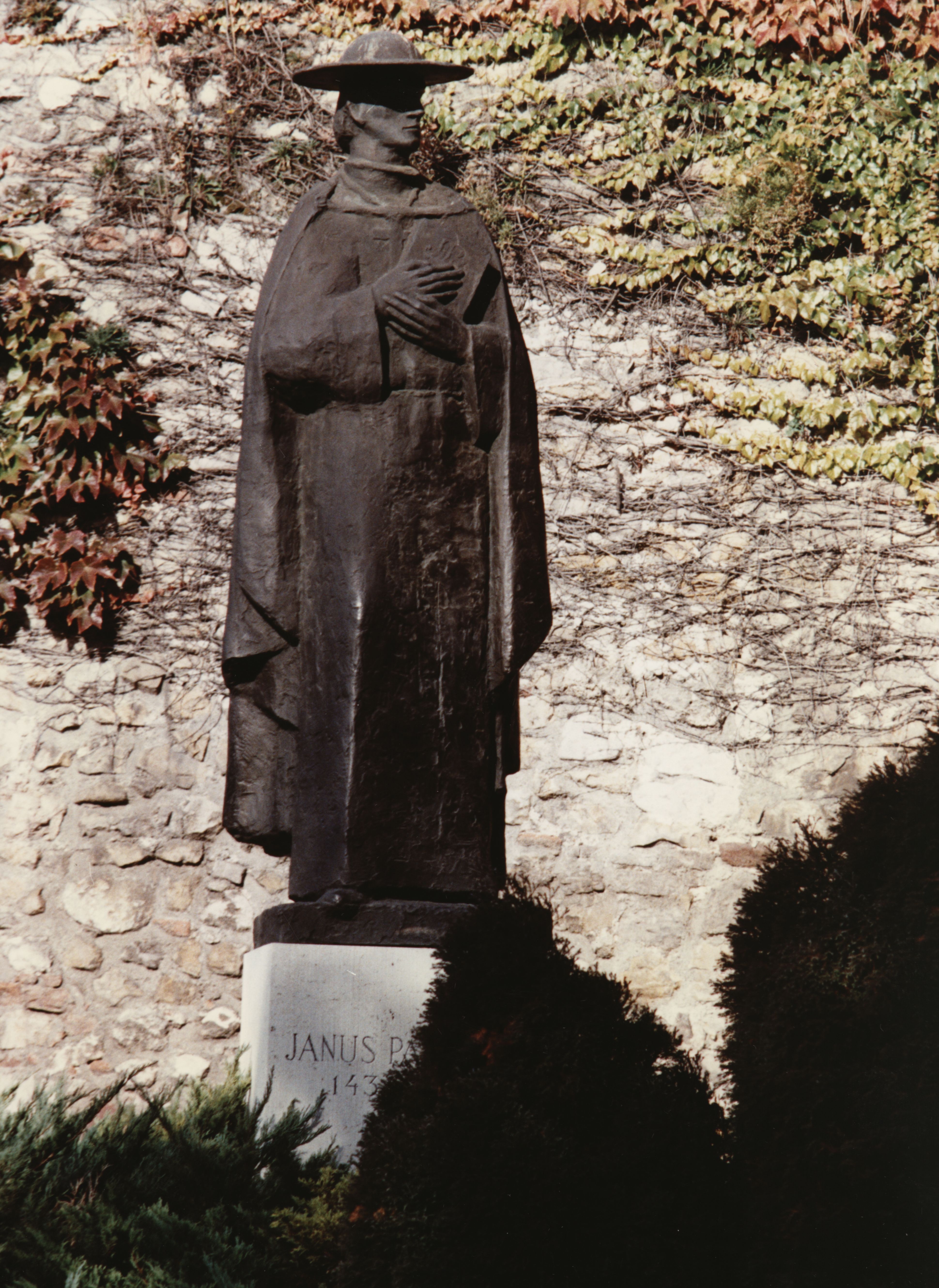 Pécs A Barbakán kertben álló Janus Pannonius szobor