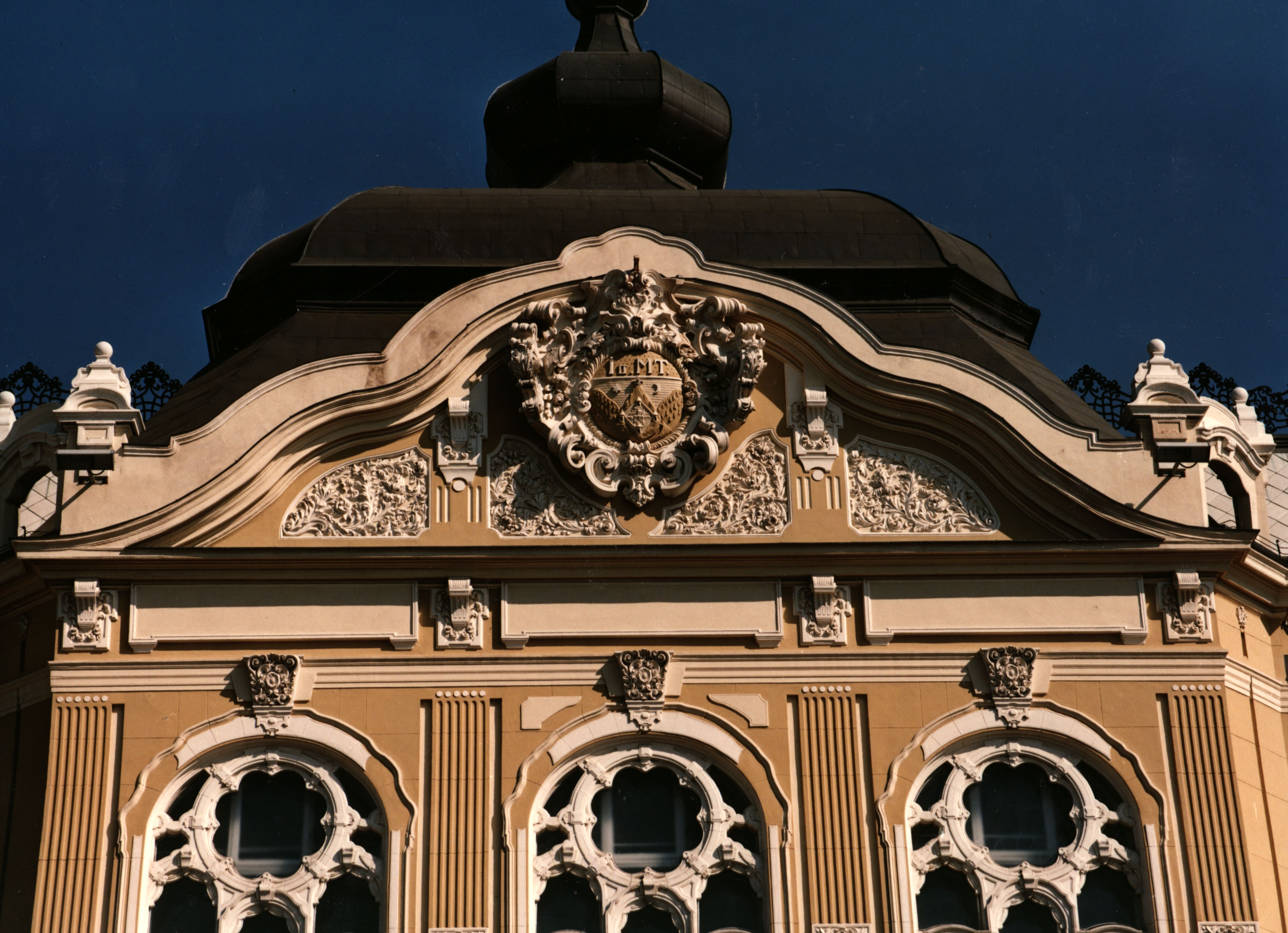 Pécs Felújított Tanácsház címer