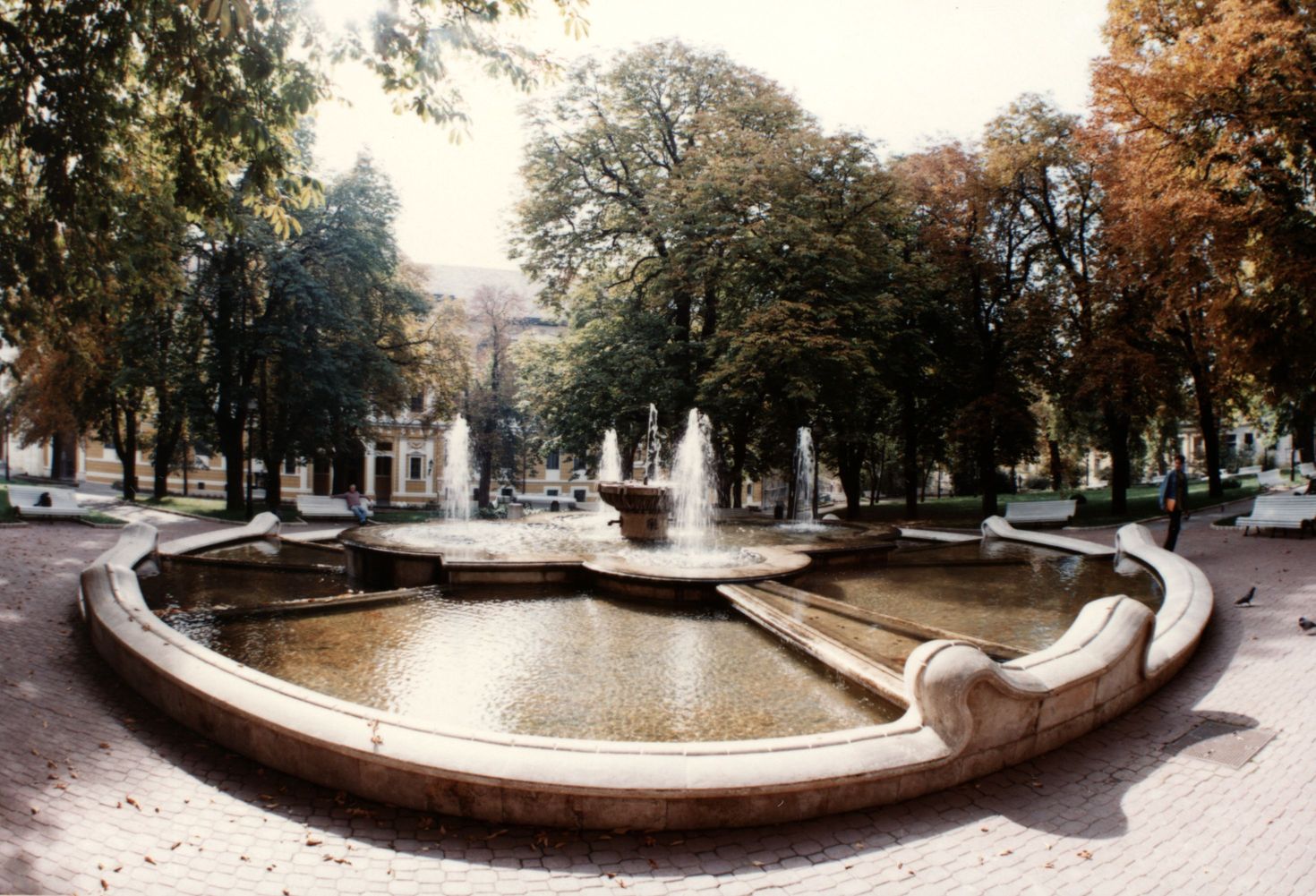 Pécs Szent István Téri szökőkút őszi felvételek