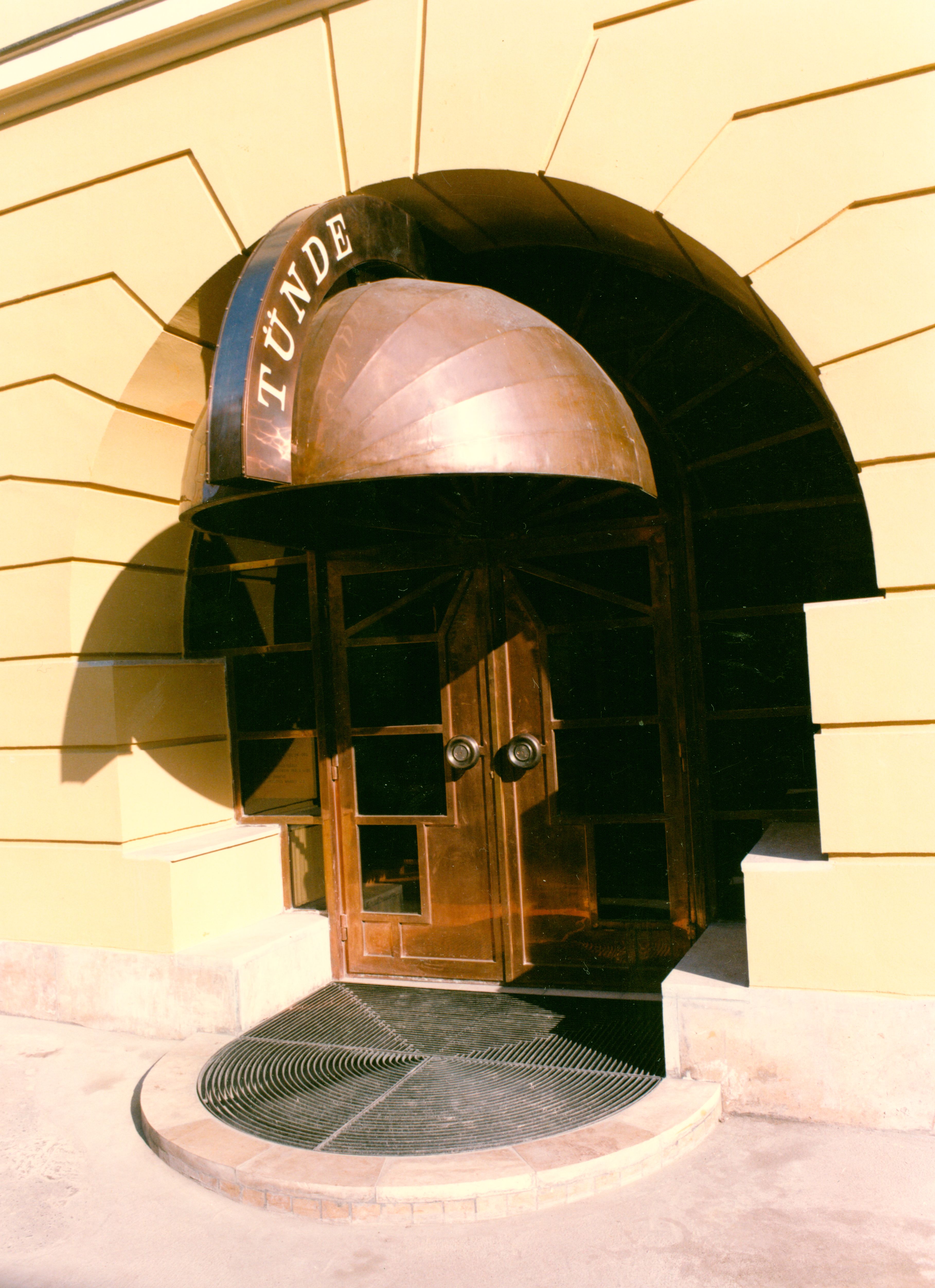 Pécs Tünde Divatház : Bejárati kapu
